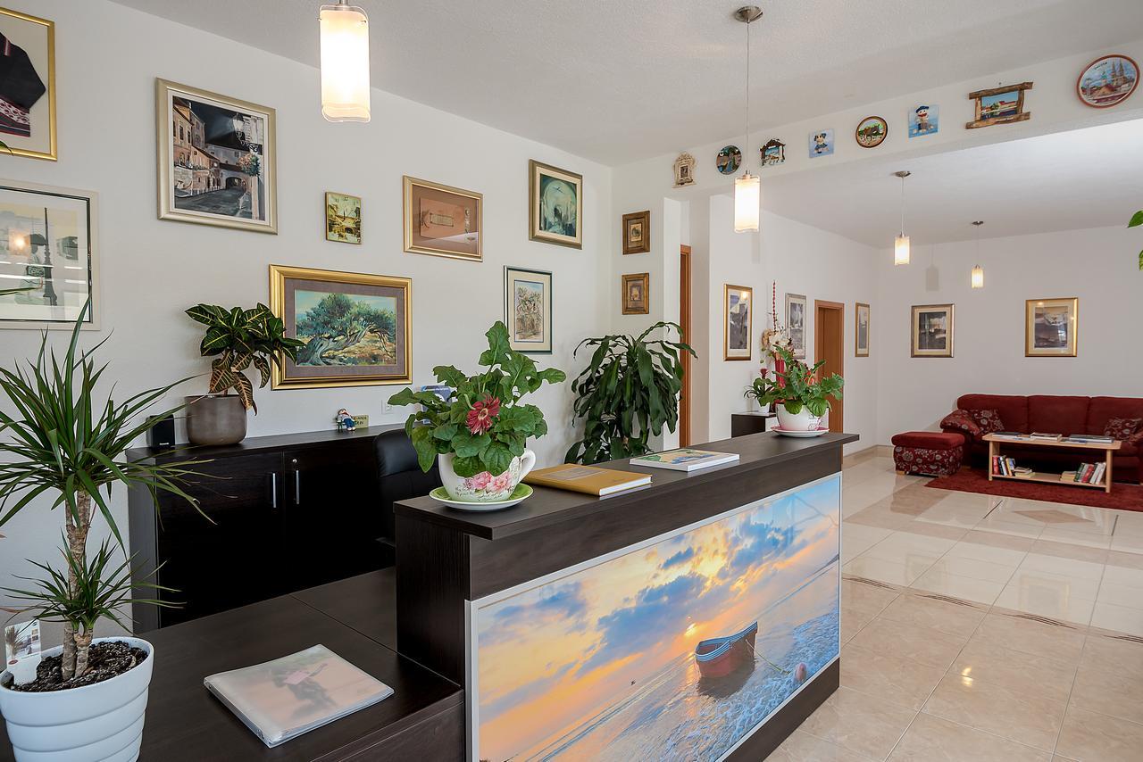 Apartments Vila Adrijana & Fitness Studio Wolf Baska Voda Exterior photo