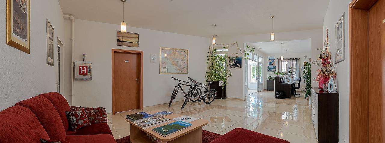 Apartments Vila Adrijana & Fitness Studio Wolf Baska Voda Exterior photo